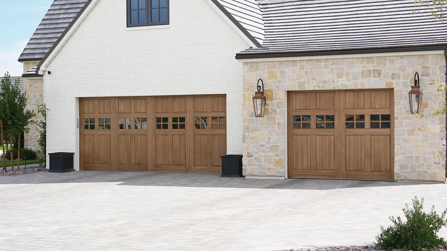 Official Moenave exterior garage door media used on the Moenave site