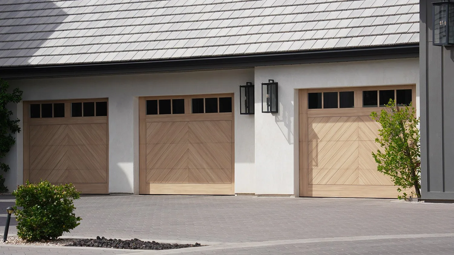 Official Moenave architectural garage door media used on the Moenave site
